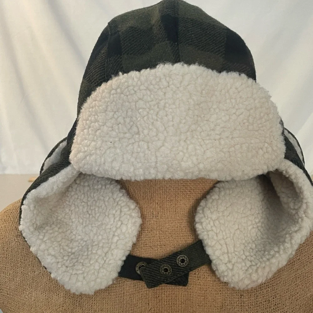 Cozy Kids Aviator Hat with Ear Flaps green & White  under neck snap size XL